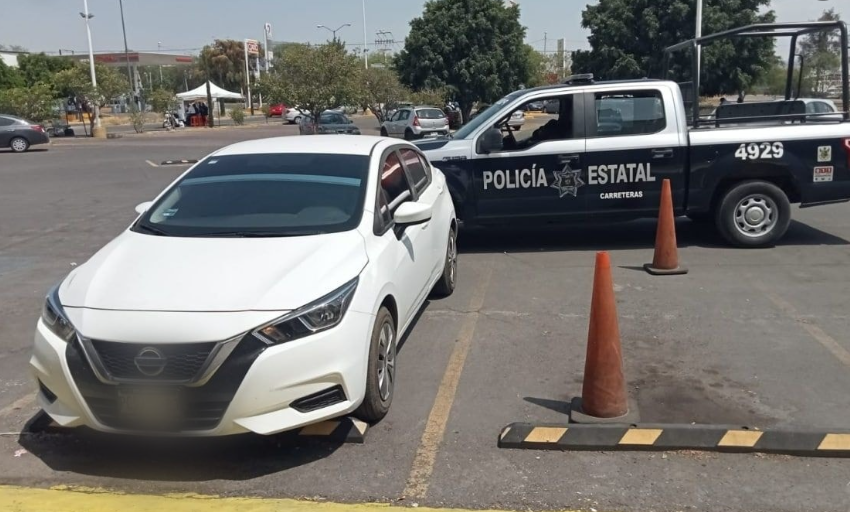  Policías estatales de Querétaro recuperan vehículo robado en La Capilla