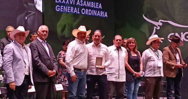  Pancho Domínguez recibe medalla al mérito ganadero