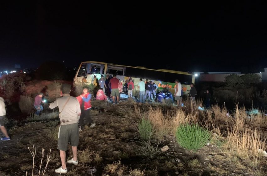  Volcadura de autobús turístico deja 54 personas lesionadas