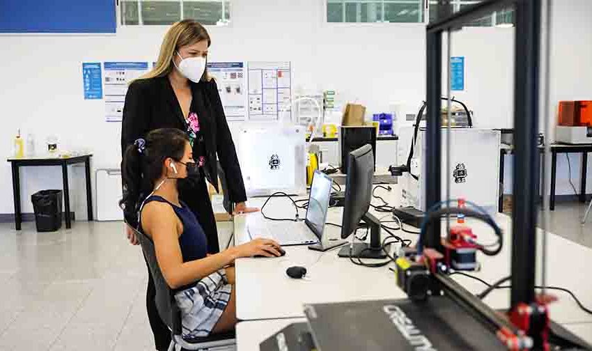  Es mamá, ingeniera y lidera iniciativa para mujeres