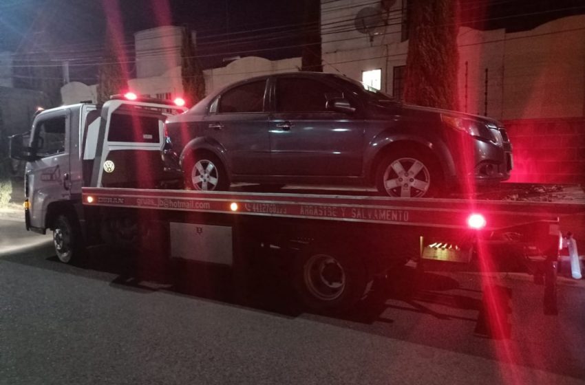  Policías estatales de Querétaro recuperan auto con reporte de robo en Baja California