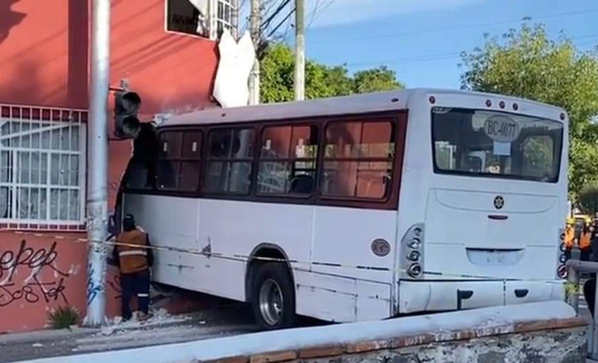  Falla mecánica supuesto causal de accidente de autobús en Peñuelas