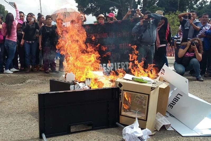  Damnificados queman urnas en Oaxaca