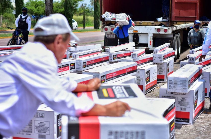  Entregan calentadores solares a familias de Corregidora