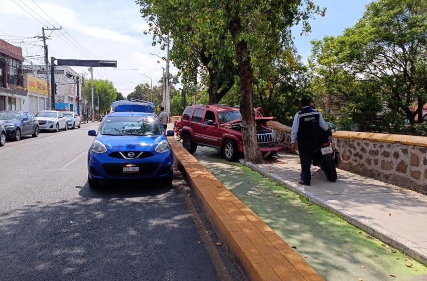  Fuerte choque en Av. Universidad; vehículo invade ciclovía