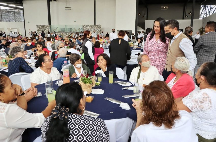  Adultos mayores celebran el “Día del Abuelo Corregidora 2022”