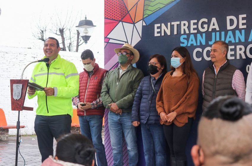  Roberto Cabrera entrega 112 licencias a comerciantes del tianguis de Santa Cruz Nieto