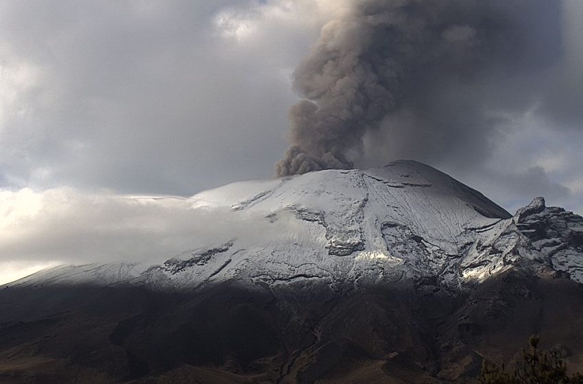  Registran actividad el volcán Popocatépetl y el de Colima