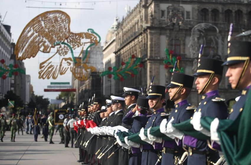  Desfile Cívico Militar con motivo del  212 Aniversario de la Independencia de México en la Plaza de la Constitución