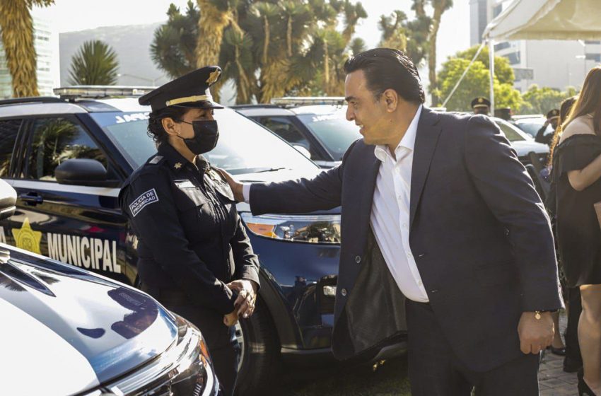  Entrega Luis Nava equipo de seguridad a la Policía Municipal