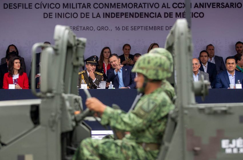  Preside gobernador de Querétaro desfile cívico del CCXII Aniversario del inicio de la lucha de Independencia de México