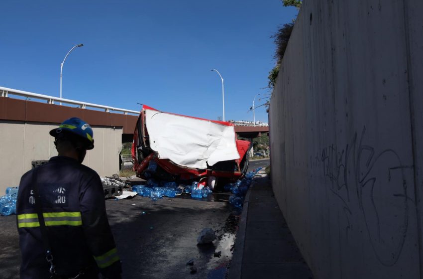  Accidente sobre la Carretera Estatal 200 mantiene cerrada la vialidad