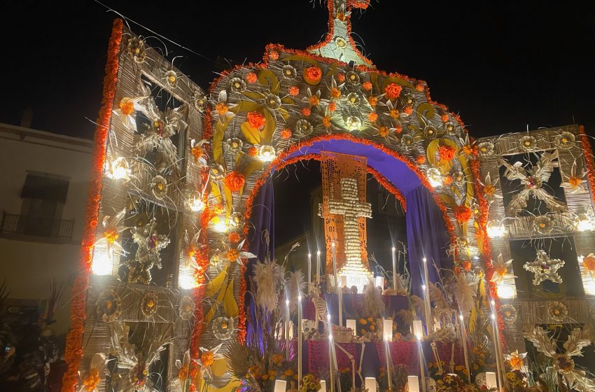  Encienden Altar de Muertos Monumental en Plaza de Armas