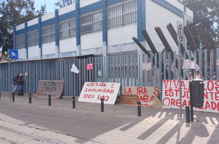  Estudiantes paristas marchan acusando presiones de la UAQ