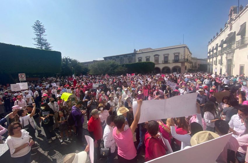  Marcha en defensa del INE reúne a miles de personas en el Centro Histórico de Querétaro