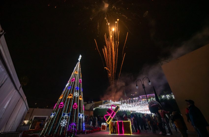  Encienden Árbol Navideño en El Marqués