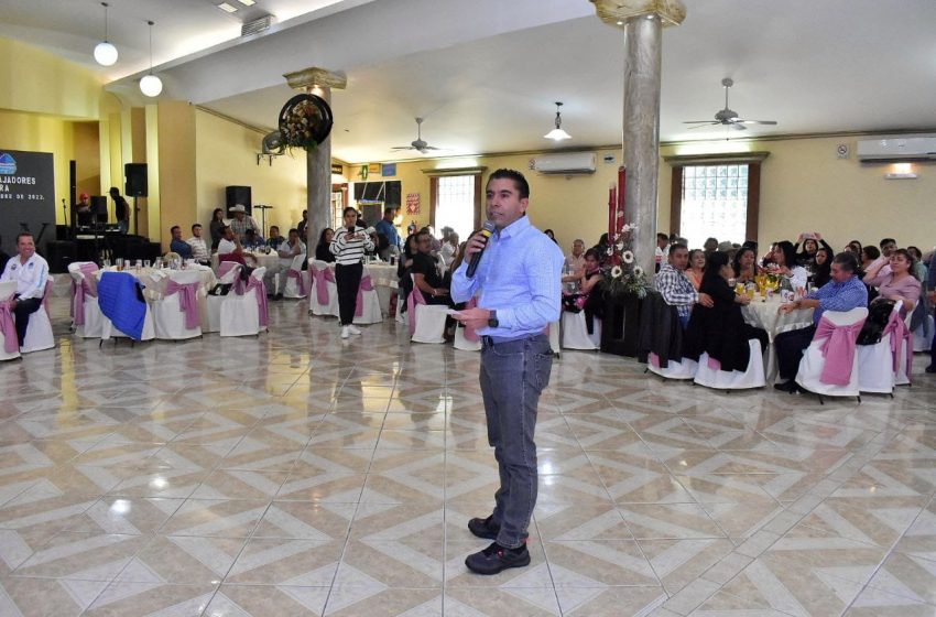  Roberto Sosa asiste a comida de fin de año del S.U.T.S.M.C.