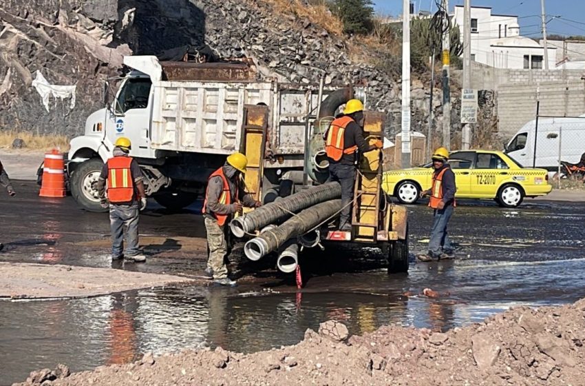  Municipio de Querétaro y CEA atienden fuga de agua en San Pedro Mártir