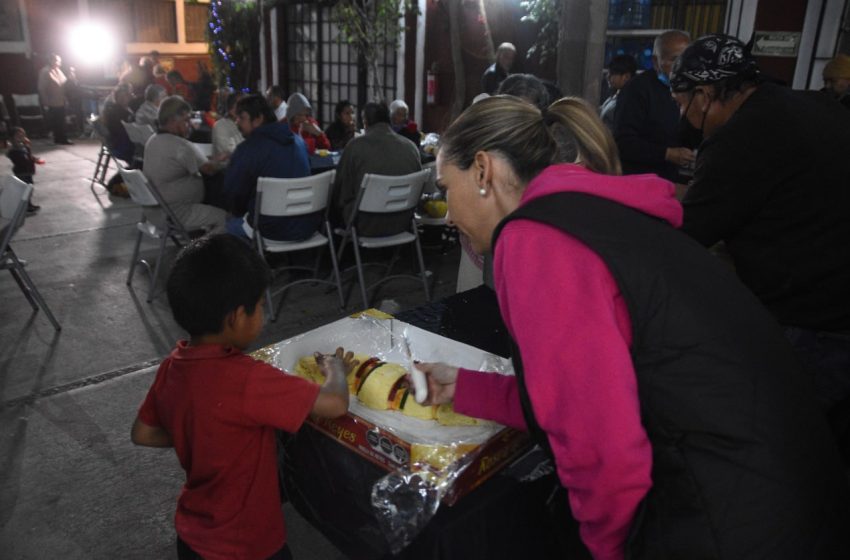  Celebran rosca de reyes en albergue Yimaphí