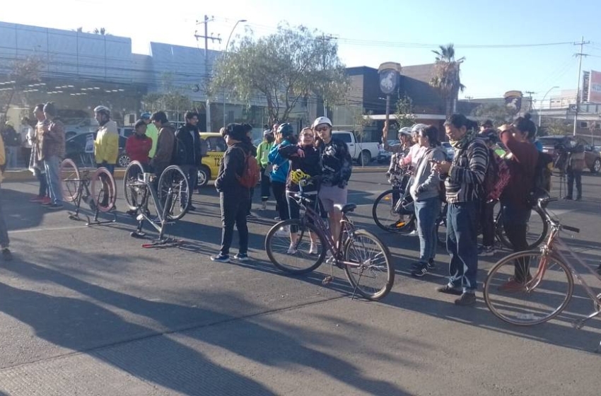  Ciclistas se manifiestan frente a las instalaciones de la SICT para exigir seguridad vial en libramientos