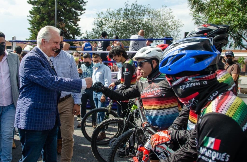  El Marqués apoya con material a academias deportivas