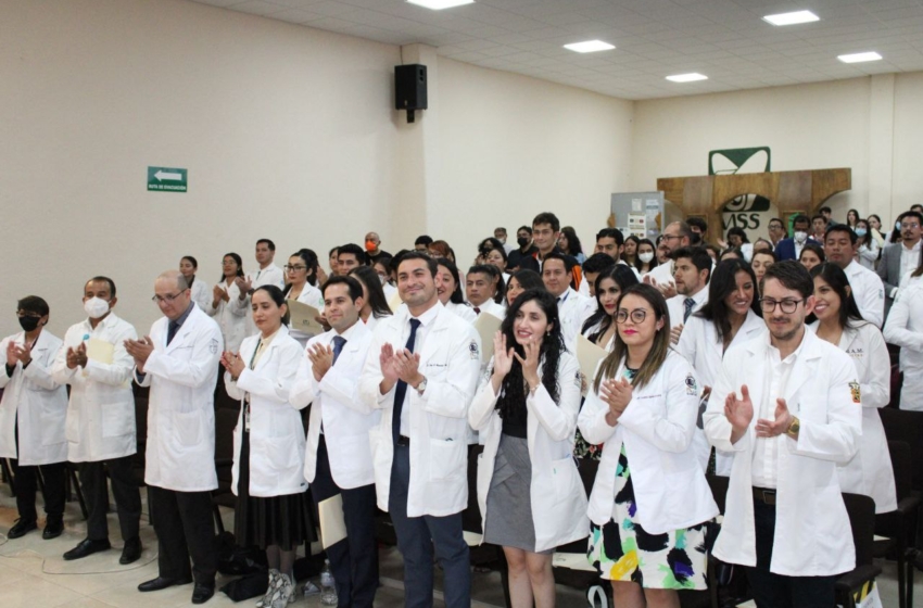  Egresan 89 especialistas del IMSS Querétaro