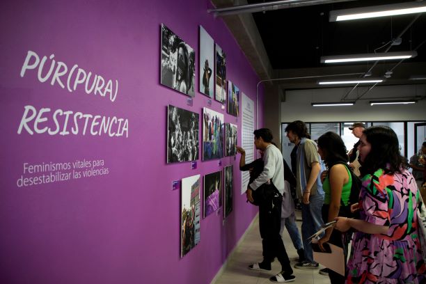  Abre expo “Púr(pura) Resistencia: feminismos vitales para desestabilizar las violencias”