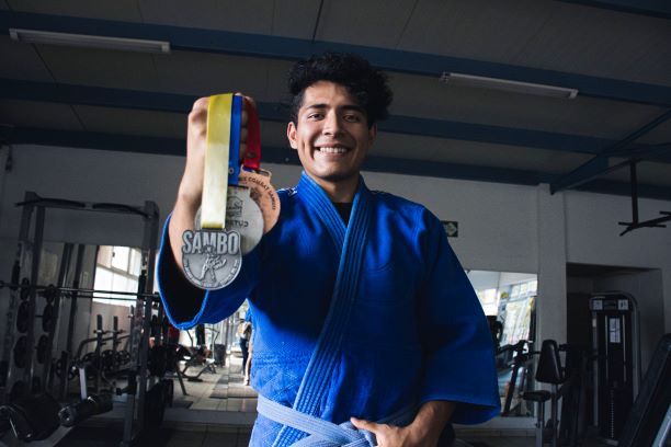  Estudiante de la UAQ conquista el oro en Sambo Sport