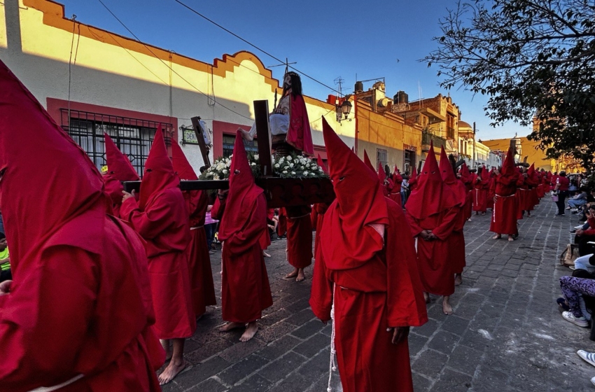  La crucifixión de Jesús y los devotos que la representan en Querétaro