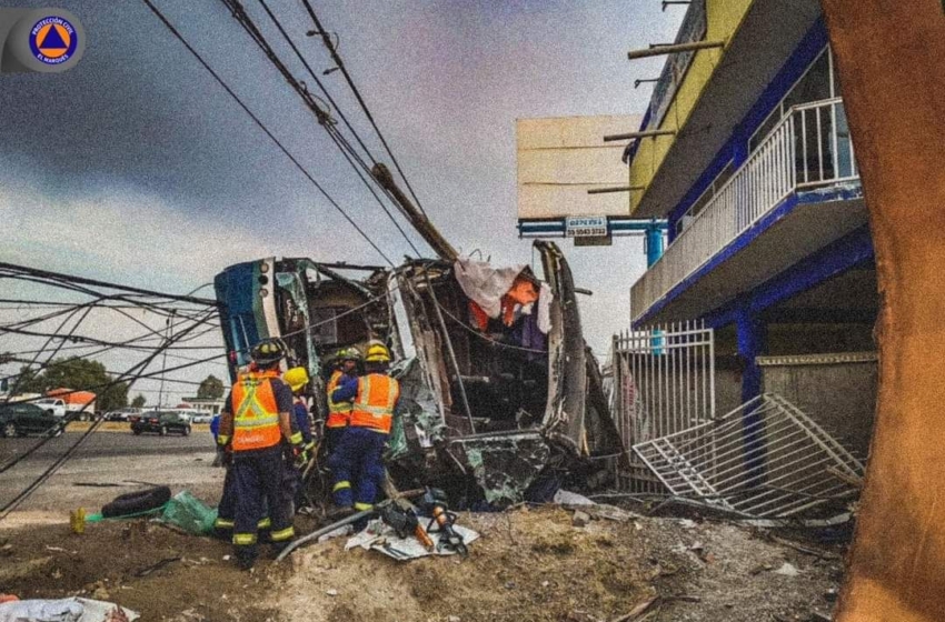  Equipo femenil de americano, involucrado en accidente de la carretera México-Querétaro
