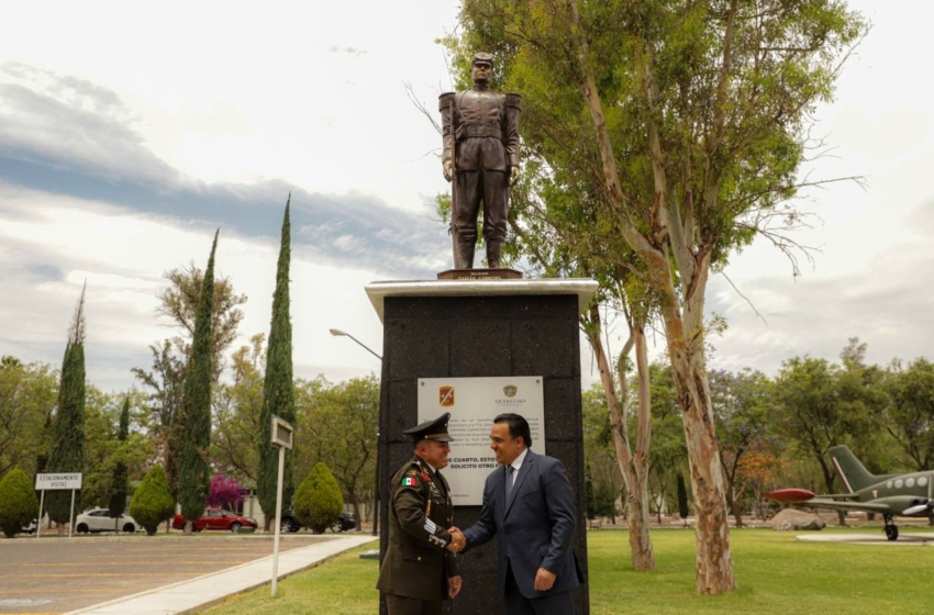  Develan estatua en honor a Damián Carmona