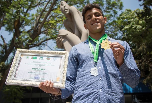  Gana egresado FI oro internacional en Olimpiada de Matemáticas