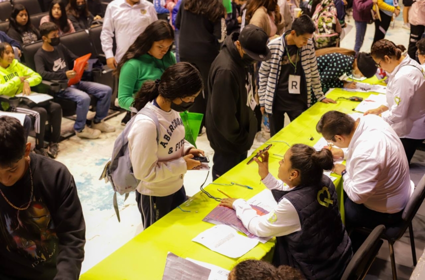  Avanza entrega de becas a jóvenes de la capital