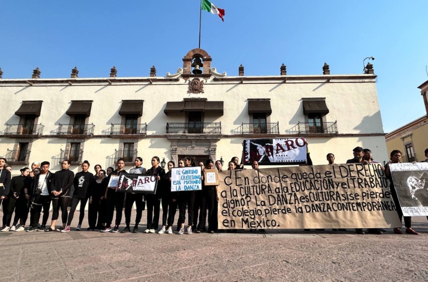  Estudiantes realizan clase en Plaza de Armas en forma de protesta