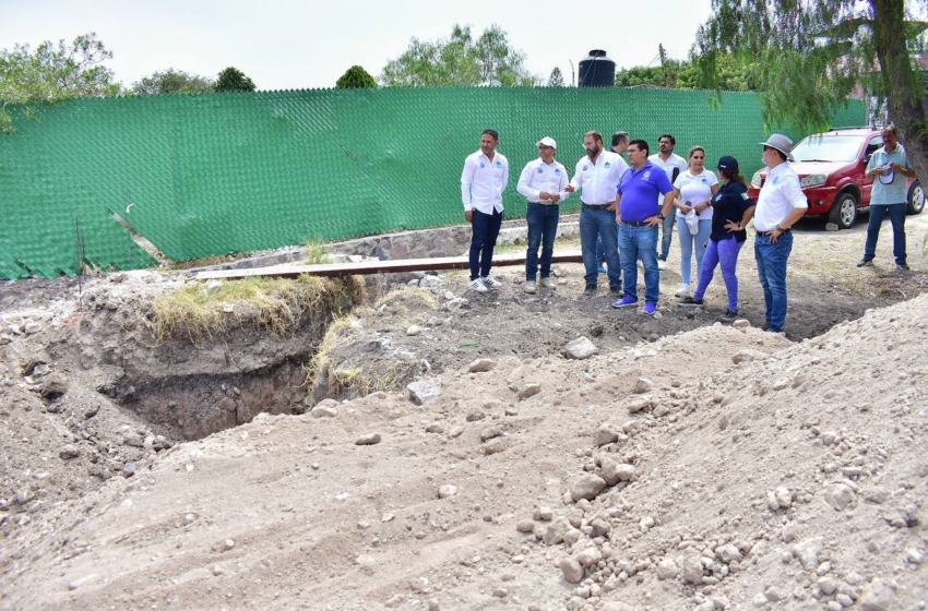  Alcalde de Corregidora supervisa obra de vaso regulador en Emiliano Zapata