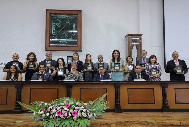  Entregan medallas a la trayectoria docente en Escuela de Bachilleres