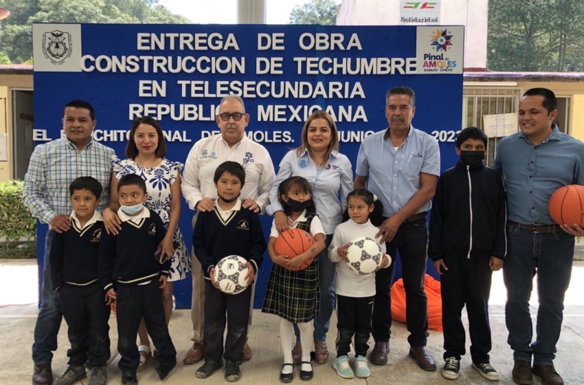  Entregan obras en planteles educativos de Pinal de Amoles