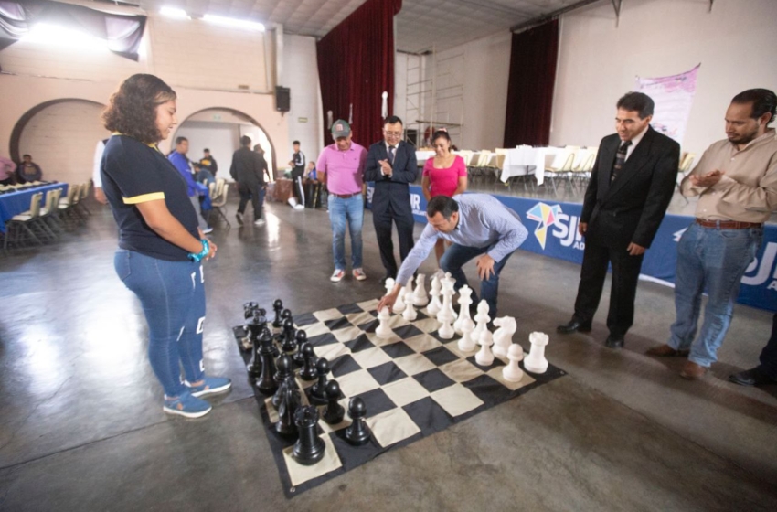  Roberto Cabrera encabeza arranque de Torneo de Ajedrez