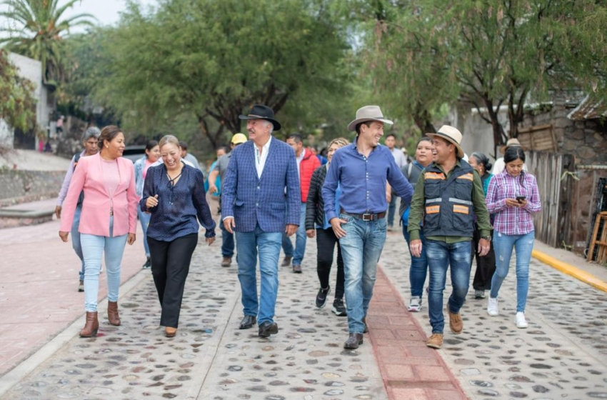  Enrique Vega entrega obras en la comunidad Santa María de los Baños