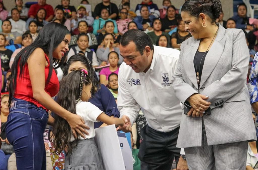  Becas Adelante 2023 se entregarán en una sola exhibición, anuncia Roberto Cabrera