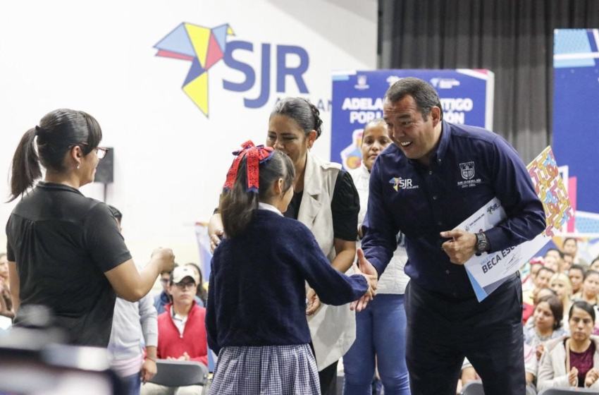  Entrega de Becas Adelante, prioritaria para la educación en San Juan del Río: Roberto Cabrera