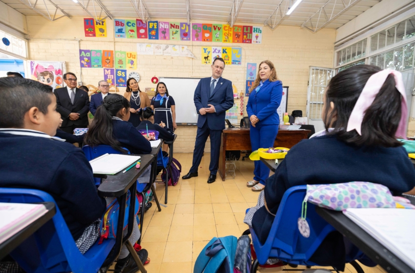  Entregan útiles escolares a estudiantes de educación básica