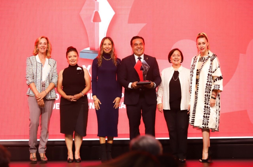  Se otorga premio a Luis Nava por el proyecto Universidad de las Mujeres
