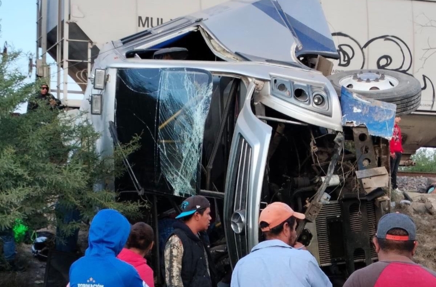  Autobús de pasajeros choca con el tren en El Marqués, hay 6 muertos