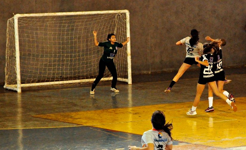  Equipo femenil de handball gana torneo nacional