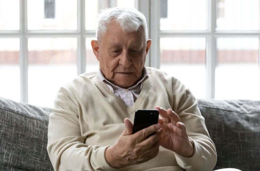  Mentira que las personas mayores usen menos el celular: UOC