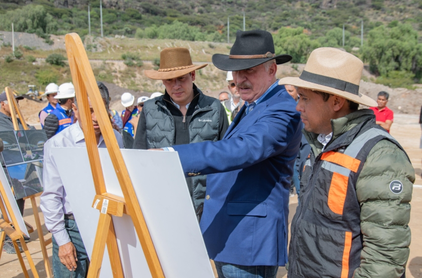  Autoridades supervisan avance de obra en primaria de La Cañada