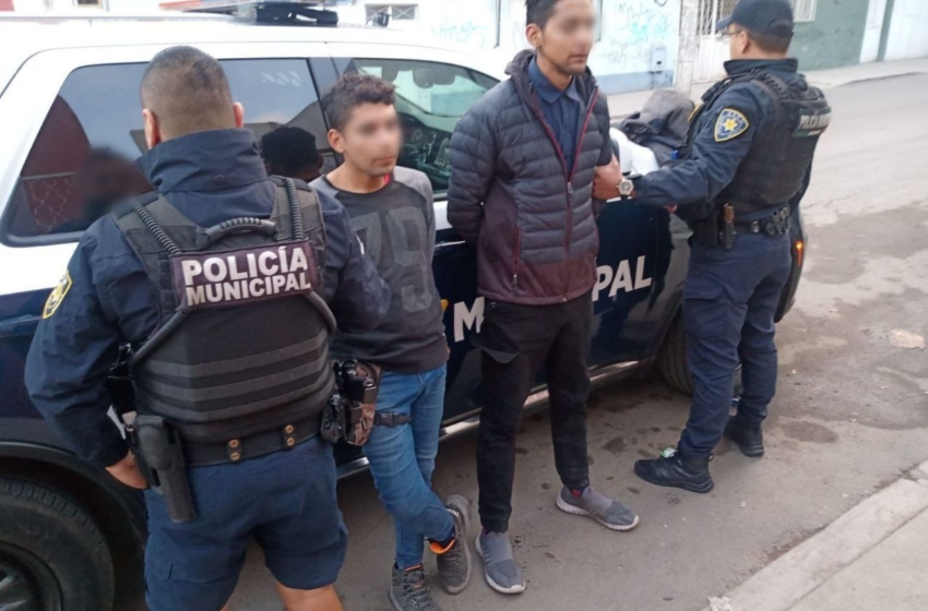  Detiene a dos personas por robo a tienda de conveniencia