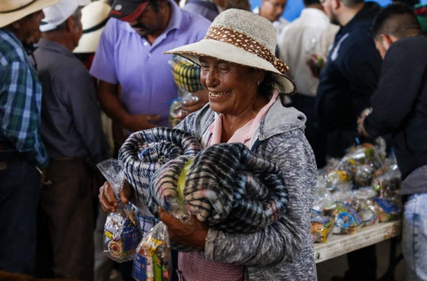  Entregan 833 cobijas en comunidades de San Juan del Río