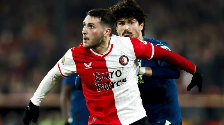  Feyenoord accede a los cuartos de final con Santiago Giménez de titular